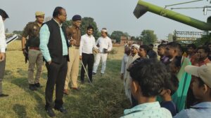 पराली जलाने के खिलाफ महराजगंज के डीएम ने संभाला मोर्चा, खुद उतरे खेतों में, सख्त कार्रवाई से किसानों में हड़कंप