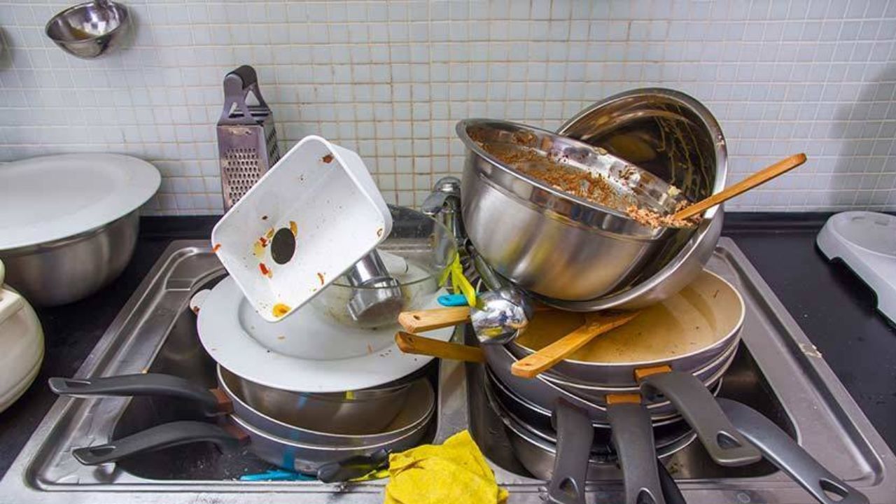 धार्मिक मान्यताओं के अनुसार, रात में सिंक में बर्तन छोड़ देना या बर्तन को गंदा छोड़ देना मां अन्नपूर्णा की नाराजगी को न्योता देना माना जाता है। खासकर यदि किचन में टूटे-फूटे या चटके हुए बर्तन हों, तो यह माना जाता है कि मां अन्नपूर्णा की कृपा घर पर कम हो जाती है। इससे घर में सुख-शांति में कमी आ सकती है और नकारात्मक ऊर्जा का संचार हो सकता है। ऐसे में, रसोईघर की साफ-सफाई और बर्तनों की स्थिति पर विशेष ध्यान देना चाहिए।