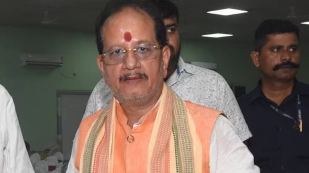 Deputy CM Vijay Sinha's convoy attacked