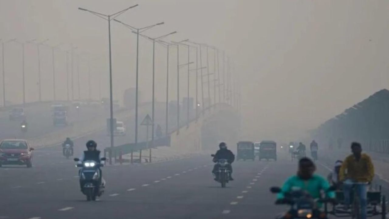 दिसंबर की शुरुआत होने वाली है, लेकिन UP में अभी तक शरीर कंपा देने वाली ठंड नहीं आई। हालांकि तापमान में उतार-चढ़ाव ज़रूर जारी है, जिससे रात के समय सर्दी का असर महसूस हो रहा है। (Img: Google)