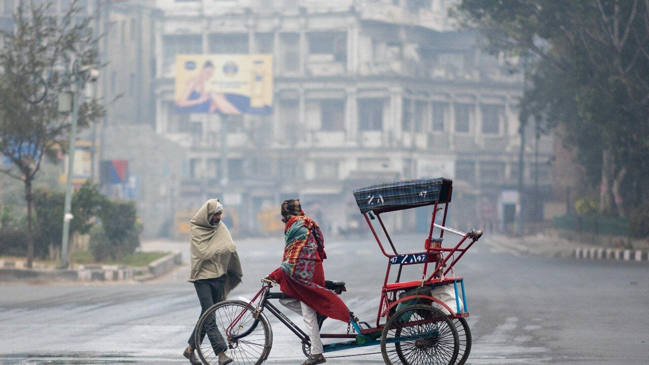 UP Weather Update: रात की बढ़ती ठंड से बढ़ीं दिक्कतें, जानें अपने जिले के हालात