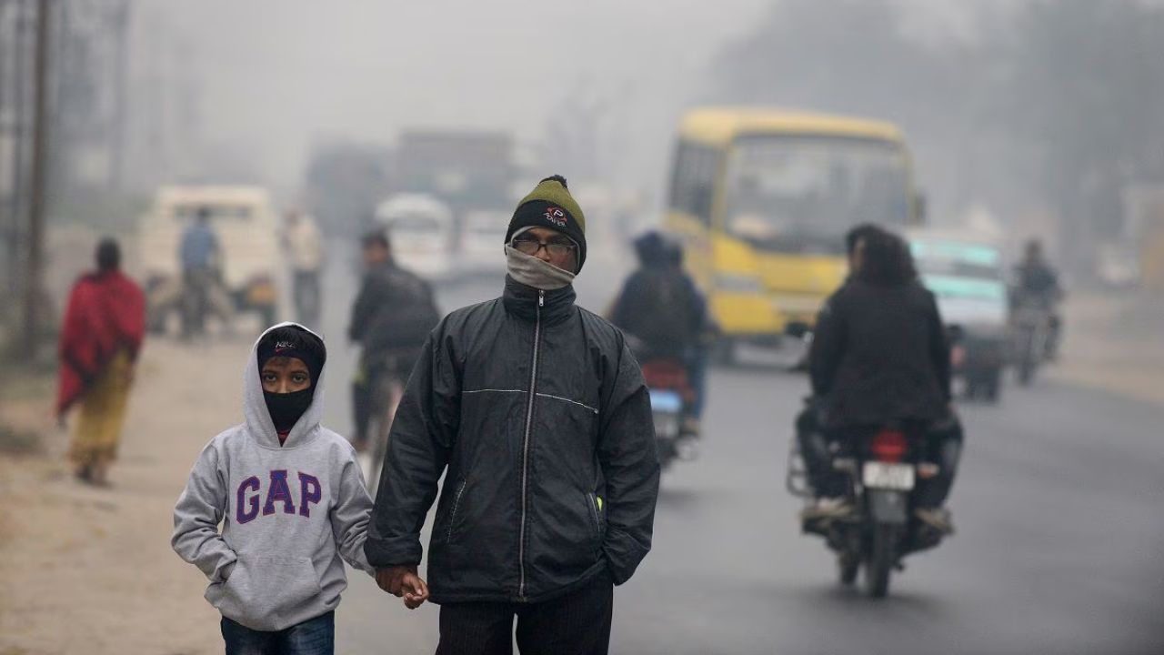 शहरी इलाकों की तुलना में ग्रामीण क्षेत्रों में ठंड का असर अधिक है। गांवों में सुबह-रात लोग स्वेटर और जैकेट पहनना शुरू कर चुके हैं, जबकि शहरों में अभी हल्के गरम कम्बल से काम चल रहा है। रज़ाइयों का सीजन पूरी तरह नहीं आया। (Img: Google)