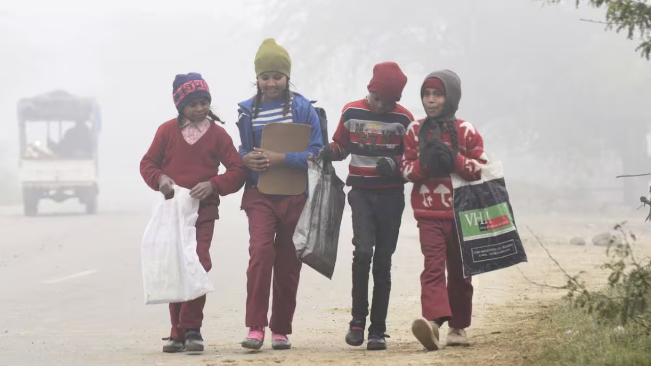 उत्तर प्रदेश में इस बार नवंबर के आखिरी दिनों में मौसम अपेक्षाकृत साफ और सुहावना बना हुआ है। दिन में हल्की धूप राहत दे रही है, लेकिन रात और सुबह के समय ठंड का असर बढ़ने लगा है। मौसम विभाग के अनुसार, अगले एक हफ्ते तक पूरे प्रदेश में मौसम शुष्क और साफ रहने की उम्मीद है। (Img: Google)