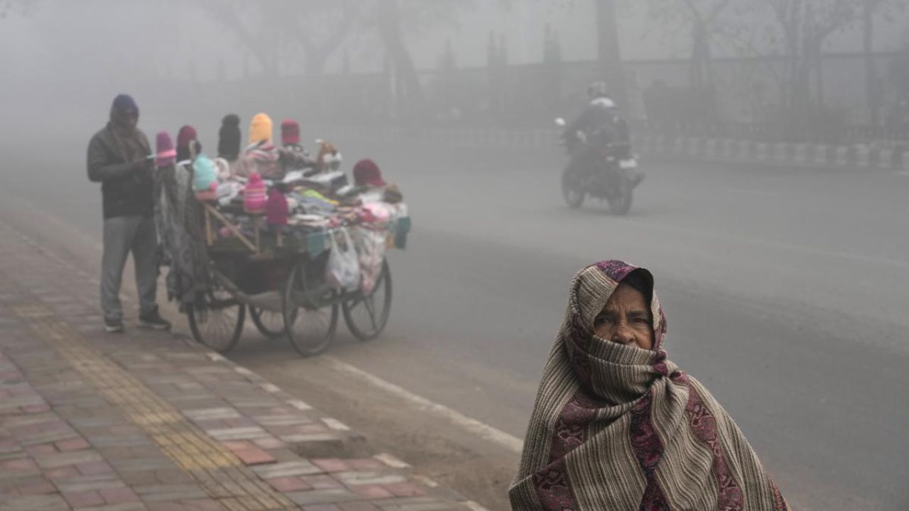 मौसम विभाग ने चेतावनी जारी करते हुए कहा है कि आने वाले 48 घंटों में घना कोहरा प्रदेश के कई हिस्सों में सामान्य जीवन को प्रभावित कर सकता है। विशेषकर पश्चिमी यूपी के तराई और भाभर क्षेत्रों में दृश्यता बेहद कम होने की संभावना है। (Img: Google)