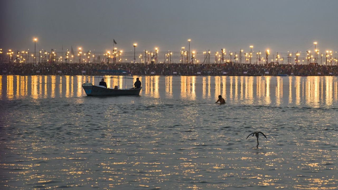  कई जिलों में तापमान ने सामान्य से काफी नीचे गिरकर सर्दी की तीव्रता बढ़ा दी है। बाराबंकी, कानपुर नगर, इटावा और मेरठ में न्यूनतम तापमान 9°C तक पहुंच गया है। यह गिरावट अचानक नहीं, बल्कि पछुआ हवाओं का लगातार बहना इसका मुख्य कारण है। मौसम विभाग ने अगले दो दिनों में तापमान में 2°C और कमी की आशंका जताई है। (Img: Google)