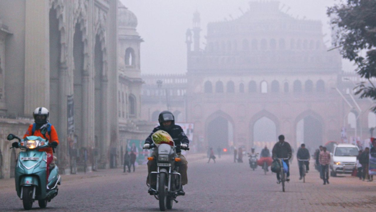 बरेली और मुज़फ्फरनगर में ठंड का असर बेहद गहरा महसूस किया गया, जहां तापमान क्रमशः 9.9°C और 9.8°C रिकॉर्ड हुआ। सुबह के समय इन जिलों में मोटी धुंध छाई रही जिसने दृश्यता को काफी कम कर दिया। (Img: Google)