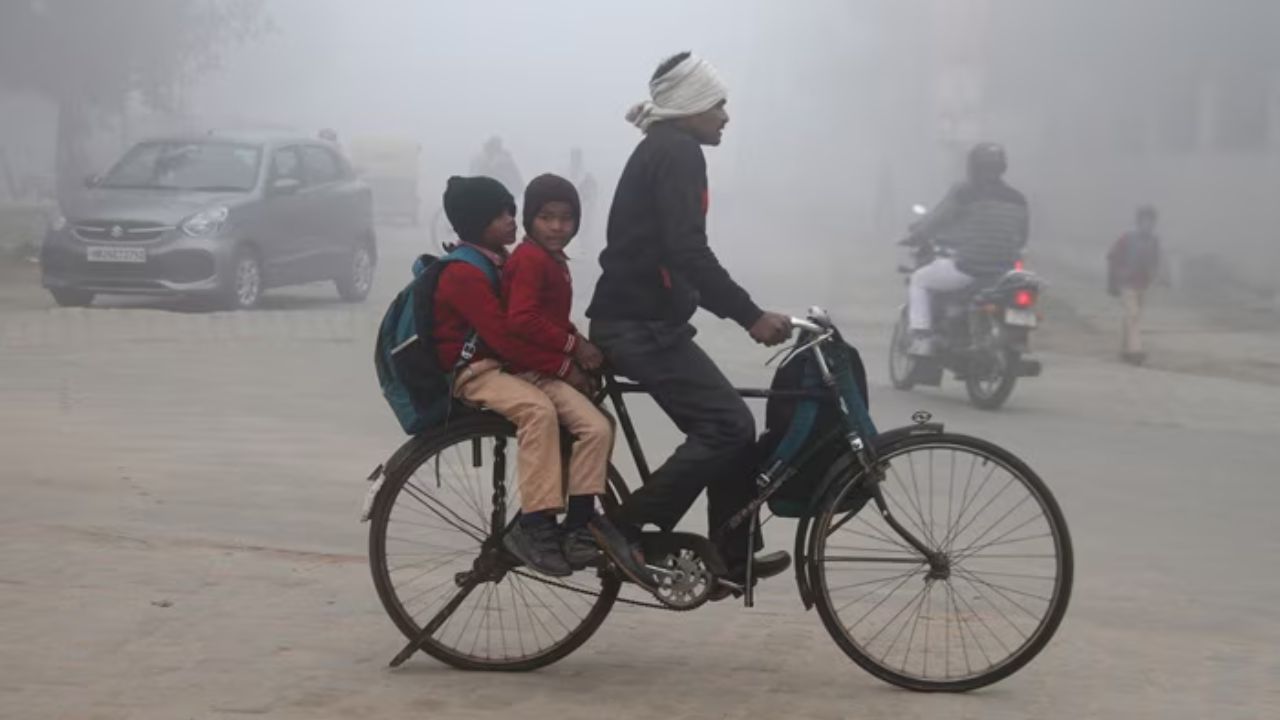 कानपुर, कुशीनगर और गोरखपुर में मध्यम कोहरा दर्ज हुआ, जबकि वाराणसी, आगरा, मुरादाबाद, अयोध्या और अलीगढ़ में हल्की धुंध देखी गई। इन शहरों में सुबह की दृश्यता सामान्य से कम रही, जिससे स्कूल जाने वाले बच्चों और ऑफिस आने-जाने वालों को परेशानी हुई।  (Img: Google)