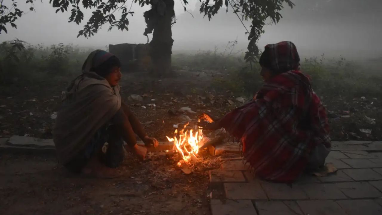  कई हिस्सों में सुबह और शाम के समय लोग अलाव के पास गर्मी लेते देखे गए। चाय की दुकानों पर भीड़ बढ़ने लगी, क्योंकि ठंडी हवा से बचने के लिए लोग गरम पेय का सहारा ले रहे हैं। मजदूर वर्ग और रिक्शा चालकों के लिए यह सर्दी ज्यादा मुश्किल बनती दिखाई दे रही है। (Img: Google)