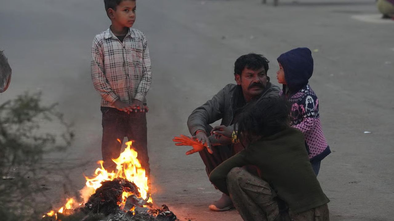 UP Weather Update: दो दिन में मौसम लेगा बड़ी करवट! सेन्यार तूफान की दस्तक, बढ़ेगी ठिठुरन और कोहरे की मार
