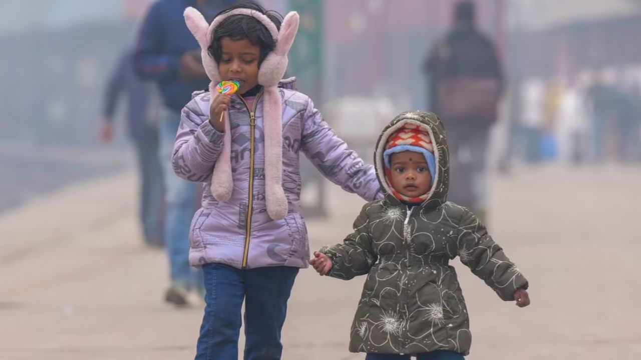 उत्तर प्रदेश में मौसम ने एक बार फिर करवट बदलनी शुरू कर दी है। पछुआ हवाओं की तेज़ रफ्तार ने ठंड को और प्रचंड बनाने की तैयारी कर ली है। मौसम विभाग के अनुसार, आने वाले दिनों में प्रदेश के अधिकांश जिलों में तापमान तेजी से नीचे लुढ़कने वाला है। नवंबर का अंतिम सप्ताह उत्तर प्रदेश के लिए कड़ाके की ठंड का संकेत लेकर आएगा। (Img: Google)