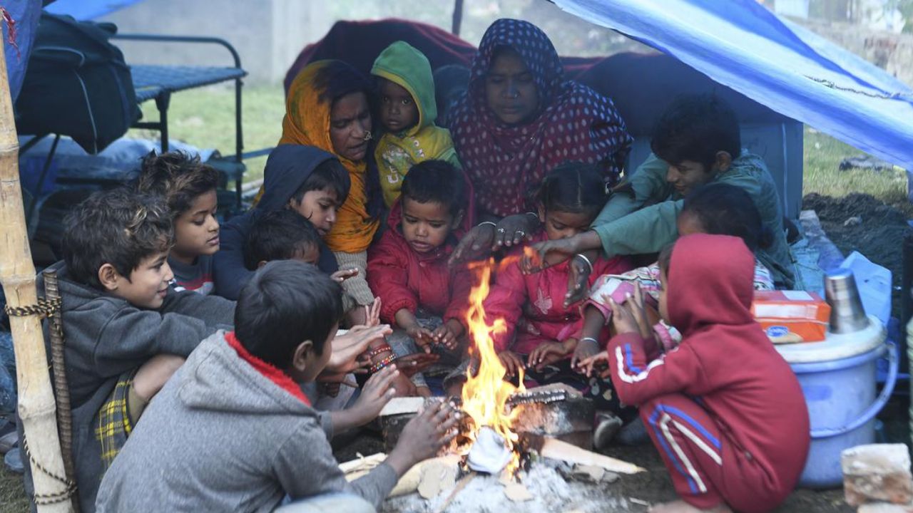 22 नवंबर की सुबह प्रदेश के कई जिलों में हल्का से मध्यम कोहरा देखने को मिला। इनमें प्रयागराज, प्रतापगढ़, रामपुर, बरेली, मथुरा, मेरठ, कन्नौज, मैनपुरी, फिरोजाबाद, उन्नाव, हमीरपुर, कौशांबी, चित्रकूट, आगरा, अलीगढ़, मुज़फ्फरनगर, सीतापुर, अमेठी, रायबरेली, वाराणसी, अयोध्या, कानपुर, बस्ती, इटावा, झांसी, सोनभद्र और मिर्जापुर जैसे जिले प्रमुख रहे। (Img: Google)