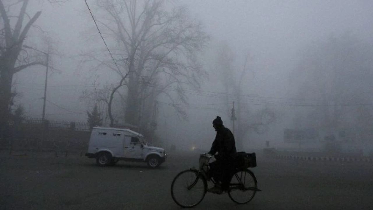 मौसम विभाग का कहना है कि अगले सात दिनों में यूपी के कई क्षेत्रों में अधिकतम और न्यूनतम तापमान में दो से चार डिग्री सेल्सियस तक की गिरावट दर्ज की जा सकती है। तापमान में इस कमी के चलते सुबह की धूप भी अब गुनगुनी महसूस होगी। दिन की शुरुआत हल्के से लेकर मध्यम कोहरे के साथ होगी, विशेषकर पूर्वी और पश्चिमी उत्तर प्रदेश में। (Img: Google)