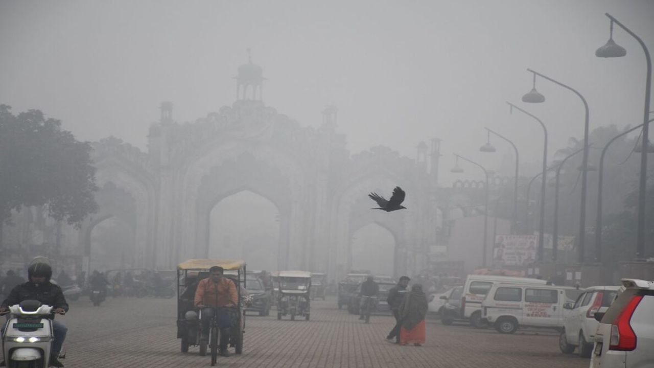 राजधानी लखनऊ की बात करें तो यहां शनिवार की सुबह हल्के कोहरे के साथ शुरू हुई। दिन के आगे बढ़ने पर मौसम साफ हो गया। लखनऊ में अधिकतम तापमान 28 डिग्री और न्यूनतम तापमान 14 डिग्री सेल्सियस रिकॉर्ड किया गया। हालांकि मौसम विभाग ने चेतावनी दी है कि अगले सप्ताह में यह तापमान काफी नीचे जा सकता है। (Img: Google)