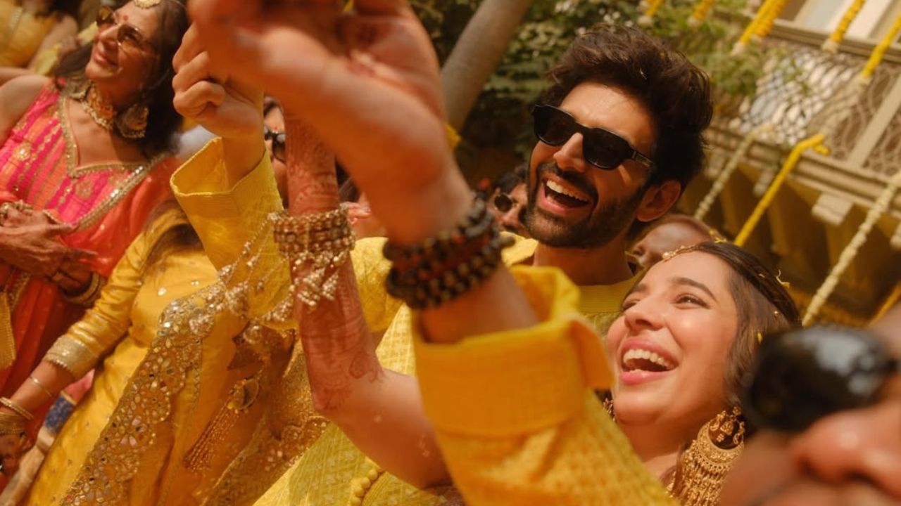 हल्दी की रस्म के दौरान कार्तिक आर्यन ने भाई की भूमिका निभाई। उन्होंने बहन के लिए सभी शगुन पूरे किए और शादी के जश्न का भरपूर आनंद लिया। (Img- Insta/Kartik Aryan) हल्दी की रस्म के दौरान कार्तिक आर्यन ने भाई की भूमिका निभाई। उन्होंने बहन के लिए सभी शगुन पूरे किए और शादी के जश्न का भरपूर आनंद लिया। (Img- Insta/Kartik Aryan)