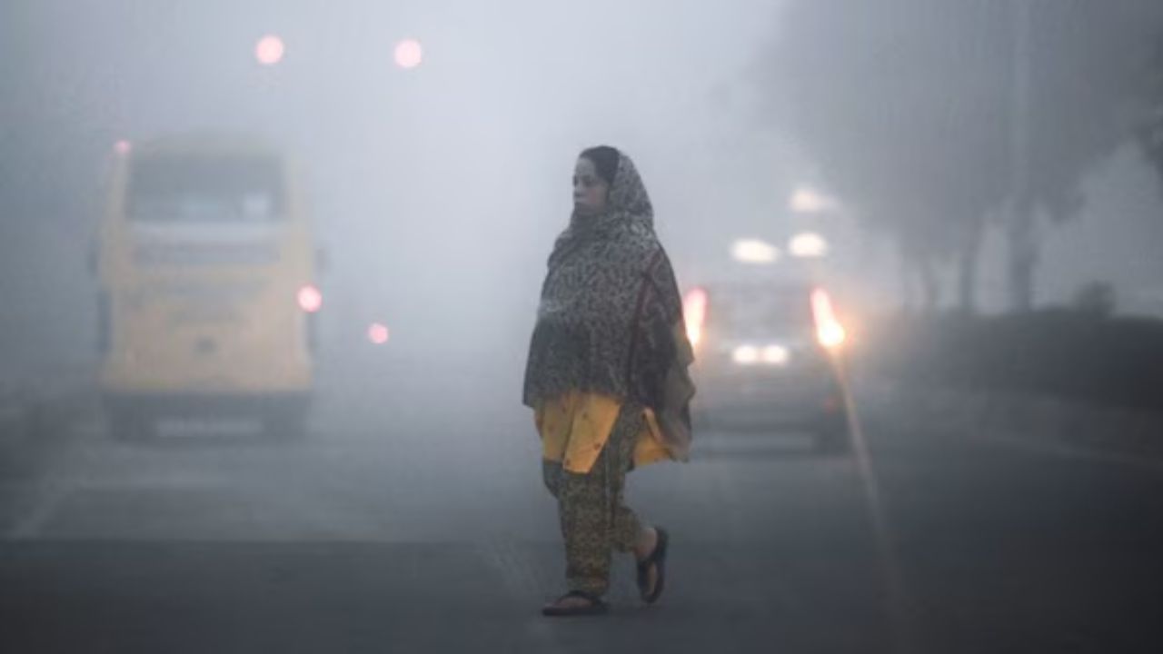 डॉक्टर और स्वास्थ्य विशेषज्ञ लगातार लोगों को सावधान रहने की सलाह दे रहे हैं, क्योंकि प्रदूषित हवा का असर सिर्फ सांस की बीमारियों तक सीमित नहीं है, बल्कि यह पूरे शरीर पर नकारात्मक प्रभाव डाल सकती है। (Img- Internet)