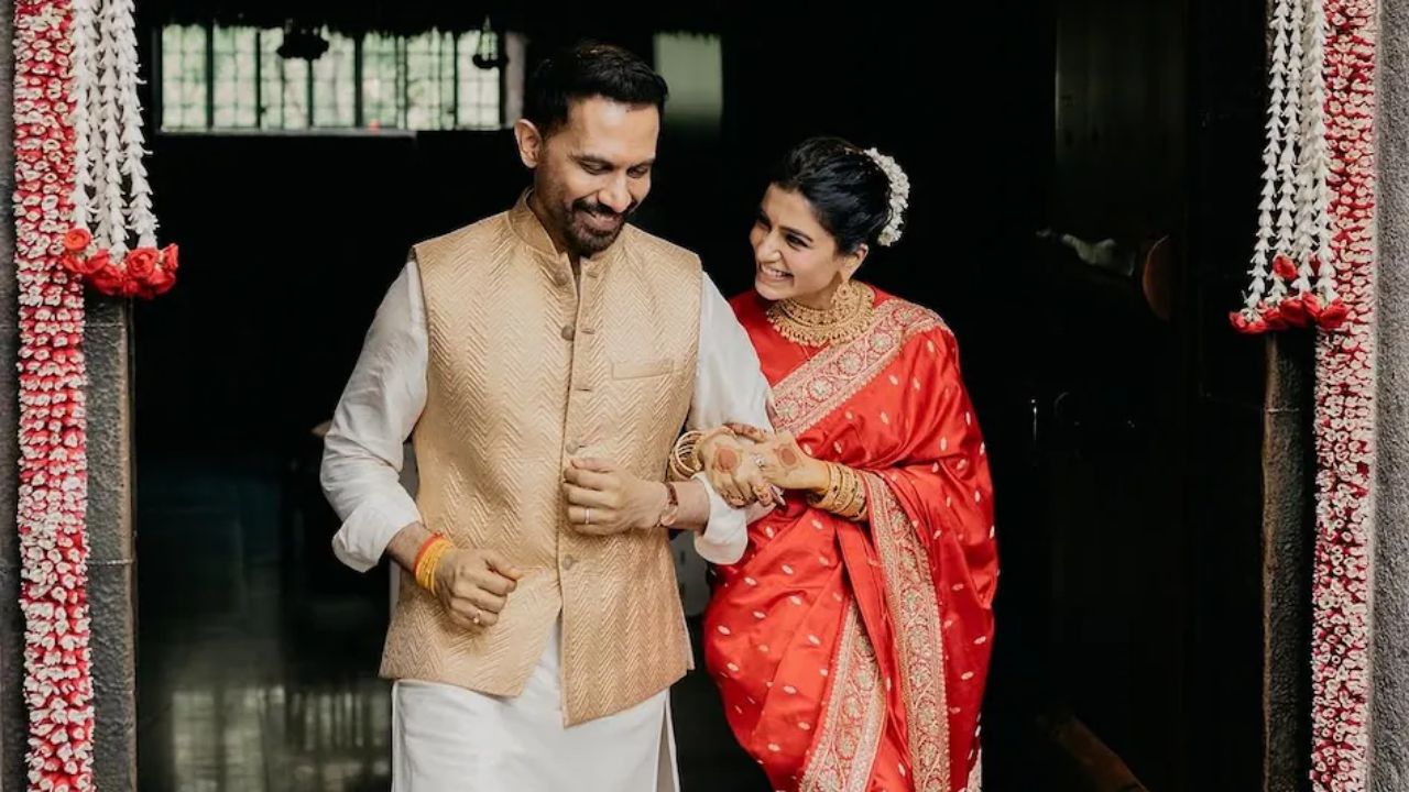 सामंथा रुथ प्रभु: सामंथा रुथ प्रभु ने 1 दिसंबर 2025 को निर्देशक राज निदिमोरु के साथ शादी रचाई। उन्होंने लाल और गोल्डन रंग की साड़ी और बालों में गजरा लगाकर स्लीक स्टाइल अपनाया। गोल्ड ज्वेलरी के साथ उनका लुक बेहद खास और आकर्षक लग रहा था। (Img- Internet)