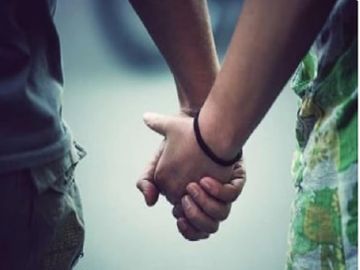 नैनीताल की सड़कों पर फिल्मी जैसा सीन देखने को मिला, पत्नी ने पति को प्रेमिका संग रंगे हाथ पकड़ा, खूब हुआ हंगामा