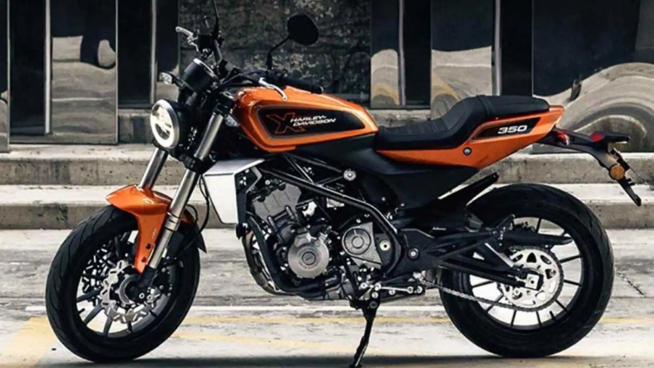 भारत में 350cc से कम इंजन वाली बाइक्स पर टैक्स कम लगता है, जिससे कीमत ग्राहकों के लिए किफायती बन जाती है। यही कारण है कि Royal Enfield Classic 350 जैसी बाइक्स लंबे समय से इस सेगमेंट में लोकप्रिय हैं। Harley-Davidson भी इसी अवसर को भुनाना चाहती है। 350cc सेगमेंट में कम टैक्स, बेहतर माइलेज और रोजमर्रा के उपयोग की सुविधा इसे ग्राहकों के लिए आकर्षक बनाते हैं। (Img- Internet) भारत में 350cc से कम इंजन वाली बाइक्स पर टैक्स कम लगता है, जिससे कीमत ग्राहकों के लिए किफायती बन जाती है। यही कारण है कि Royal Enfield Classic 350 जैसी बाइक्स लंबे समय से इस सेगमेंट में लोकप्रिय हैं। Harley-Davidson भी इसी अवसर को भुनाना चाहती है। 350cc सेगमेंट में कम टैक्स, बेहतर माइलेज और रोजमर्रा के उपयोग की सुविधा इसे ग्राहकों के लिए आकर्षक बनाते हैं। (Img- Internet)