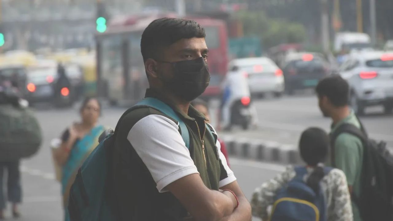 मेडिकल रिपोर्ट्स और अध्ययनों के मुताबिक, लंबे समय तक प्रदूषित हवा में सांस लेने से फेफड़े, हृदय, दिमाग और इम्यून सिस्टम तक प्रभावित हो सकता है। बच्चों, बुजुर्गों, गर्भवती महिलाओं और पहले से बीमार लोगों पर इसका खतरा सबसे पहले और सबसे ज्यादा होता है। (Img- Internet)