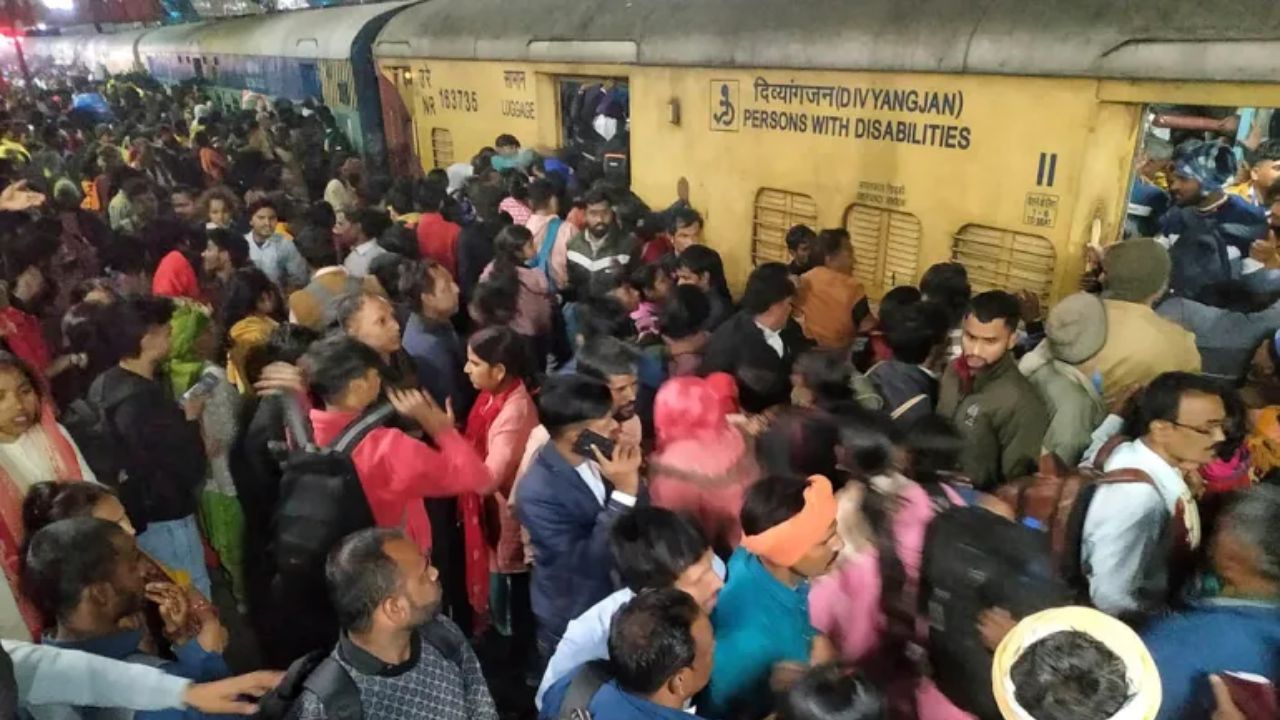 दिल्ली रेलवे हादसा: 15 फरवरी 2025 को नई दिल्ली रेलवे स्टेशन के प्लेटफॉर्म नंबर 14 और 15 पर प्रयागराज जाने वाली ट्रेनों के इंतजार में भारी भीड़ जमा थी। ट्रेन लेट होने और प्लेटफॉर्म बदलने की अफवाह के बाद भगदड़ मच गई। इस हादसे में 18 लोगों की जान चली गई। (Img- Internet)