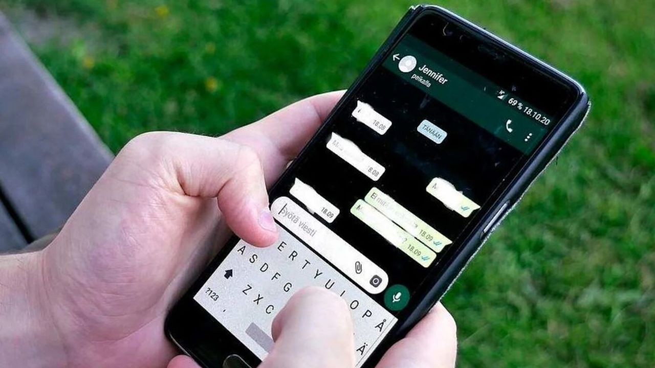 अगर आपने किसी के साथ अपनी चैट्स को शेयर किया है, तो आप उनसे वह एक्सपोर्ट की हुई चैट्स वापस मांग सकते हैं। इस तरीके से पूरी चैट तो रिकवर नहीं होगी, लेकिन आप ज़रूरी जानकारी जैसे नंबर, एड्रेस, या सलाह को टेक्स्ट फॉर्मेट में पा सकते हैं। (Img- Internet)