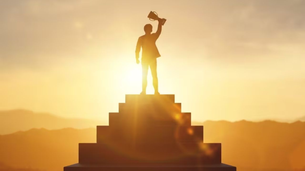 सकारात्मक सोच रखें: पॉजिटिविटी सफलता की कुंजी है। जब आप जीवन को सकारात्मक दृष्टिकोण से देखेंगे, तो मुश्किलें भी अवसरों में बदल जाएंगी। 2026 में, अपने हर दिन की शुरुआत सकारात्मक विचारों से करें और नकारात्मकता को खुद से दूर रखें। आप जिस मानसिकता से काम करेंगे, उसी दिशा में आपका जीवन आगे बढ़ेगा। (Img- Internet)