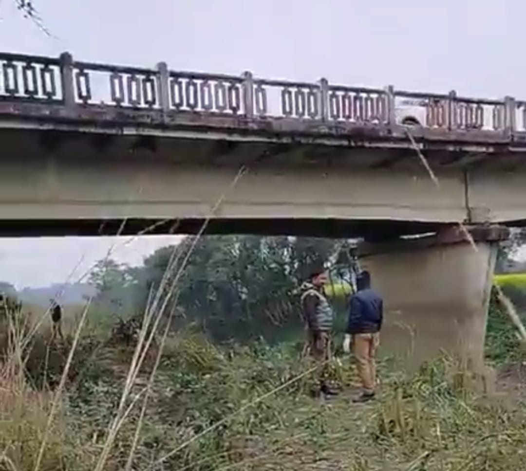 नेपाल बार्डर पर महराजगंज पुल के नीचे बैग में मिला महिला का शव, फॉरेंसिक टीम जांच में जुटी