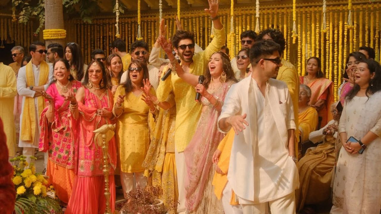 कृतिका तिवारी की शादी केवल करीबी लोगों और परिवार तक ही सीमित रखी गई है। रस्मों के दौरान सुरक्षा की पूरी व्यवस्था की गई थी, ताकि समारोह निजी और शांतिपूर्ण रूप से संपन्न हो सके। (Img- Insta/Kartik Aryan) कृतिका तिवारी की शादी केवल करीबी लोगों और परिवार तक ही सीमित रखी गई है। रस्मों के दौरान सुरक्षा की पूरी व्यवस्था की गई थी, ताकि समारोह निजी और शांतिपूर्ण रूप से संपन्न हो सके। (Img- Insta/Kartik Aryan)