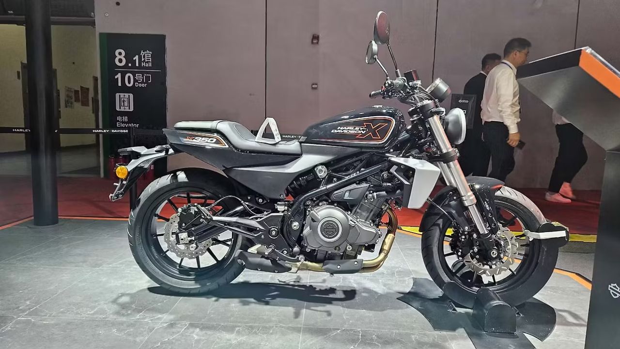 असली Harley लुक, कम कीमत और टैक्स के फायदे इसे भारतीय ग्राहकों के लिए आकर्षक बनाएंगे। हालांकि, इसके लिए Harley को अपने सेल्स और सर्विस नेटवर्क को भी मजबूत करना होगा, ताकि छोटे शहरों और कस्बों तक भी बाइक की पहुंच सुनिश्चित हो सके। (Img- Internet) असली Harley लुक, कम कीमत और टैक्स के फायदे इसे भारतीय ग्राहकों के लिए आकर्षक बनाएंगे। हालांकि, इसके लिए Harley को अपने सेल्स और सर्विस नेटवर्क को भी मजबूत करना होगा, ताकि छोटे शहरों और कस्बों तक भी बाइक की पहुंच सुनिश्चित हो सके। (Img- Internet)