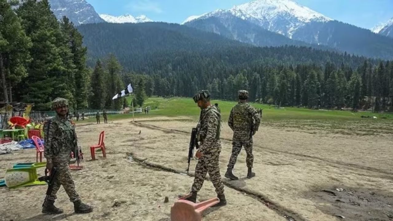 पहलगाम आतंकी हमला: 22 अप्रैल 2025 को जम्मू-कश्मीर के पहलगाम में आतंकियों ने पर्यटकों को निशाना बनाया। इस हमले में 26 लोगों की मौत हो गई। जांच में आतंकी साजिश के पुख्ता सबूत सामने आए और एनआईए ने पाकिस्तानी हैंडलर साजिद जट्ट समेत 7 आतंकियों के खिलाफ चार्जशीट दाखिल की। (Img- Internet)