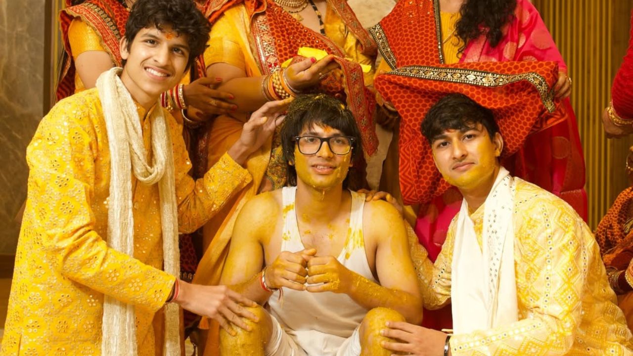 हल्दी फंक्शन के दौरान समारोह में हर कोई पारंपरिक पहनावे में नजर आया। सौरव और अवंतिका के चेहरे पर उत्साह और खुशी साफ झलक रही थी। सोशल मीडिया पर साझा की गई तस्वीरों में शादी के रंगीन पल और पारिवारिक झलक देखने को मिल रही है। (Img- Insta/Saurabh Joshi)