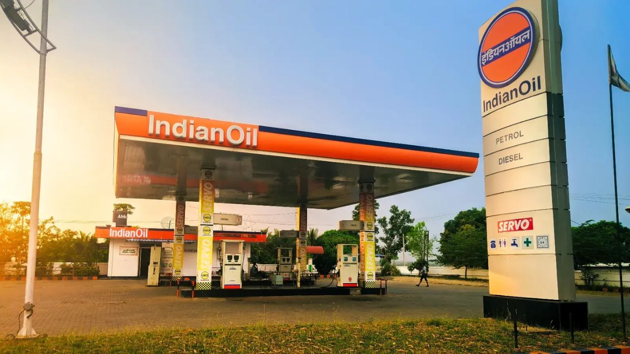 आवेदन प्रक्रिया पूरी तरह ऑनलाइन रखी गई है और योग्य उम्मीदवार तय समय सीमा के भीतर आवेदन कर सकते हैं। इस भर्ती अभियान के तहत IOCL कुल 394 पदों को भरेगा। ये नियुक्तियां देश की प्रमुख रिफाइनरी यूनिट्स गुवाहाटी, बरौनी, वडोदरा, हल्दिया, मथुरा, पानीपत, डिगबोई, बोंगाईगांव और पारादीप में की जाएंगी। इन पदों पर चयन होने वाले अभ्यर्थियों को कंपनी की तकनीकी जरूरतों के अनुसार अलग-अलग यूनिट्स में तैनात किया जाएगा। (Img- Internet)