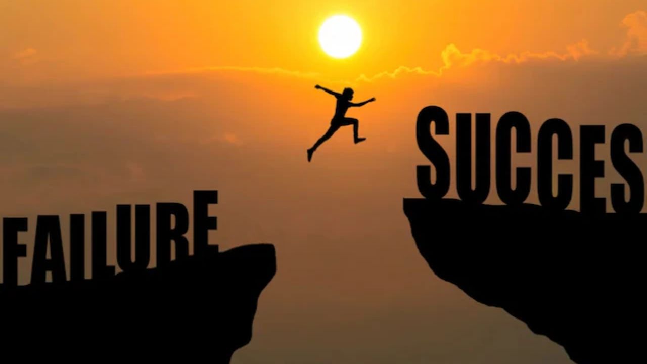 दूसरों के साथ सहानुभूति रखें: सफलता का सही मतलब सिर्फ खुद के लिए जीतने से नहीं है, बल्कि दूसरों के साथ भी जीतने से है। इस साल, दूसरों के साथ सहानुभूति रखें। मदद करने से न केवल उनका जीवन बेहतर होता है, बल्कि आपको मानसिक संतोष भी मिलता है। सहयोग और समर्थन से आप अपने और दूसरों के जीवन में सच्ची सफलता ला सकते हैं। (Img- Internet)