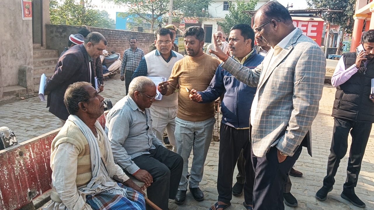 Maharajganj SIR: मतदाता सूची को सटीक बनाने की मुहिम तेज: DM ने किया डोर-टू-डोर निरीक्षण