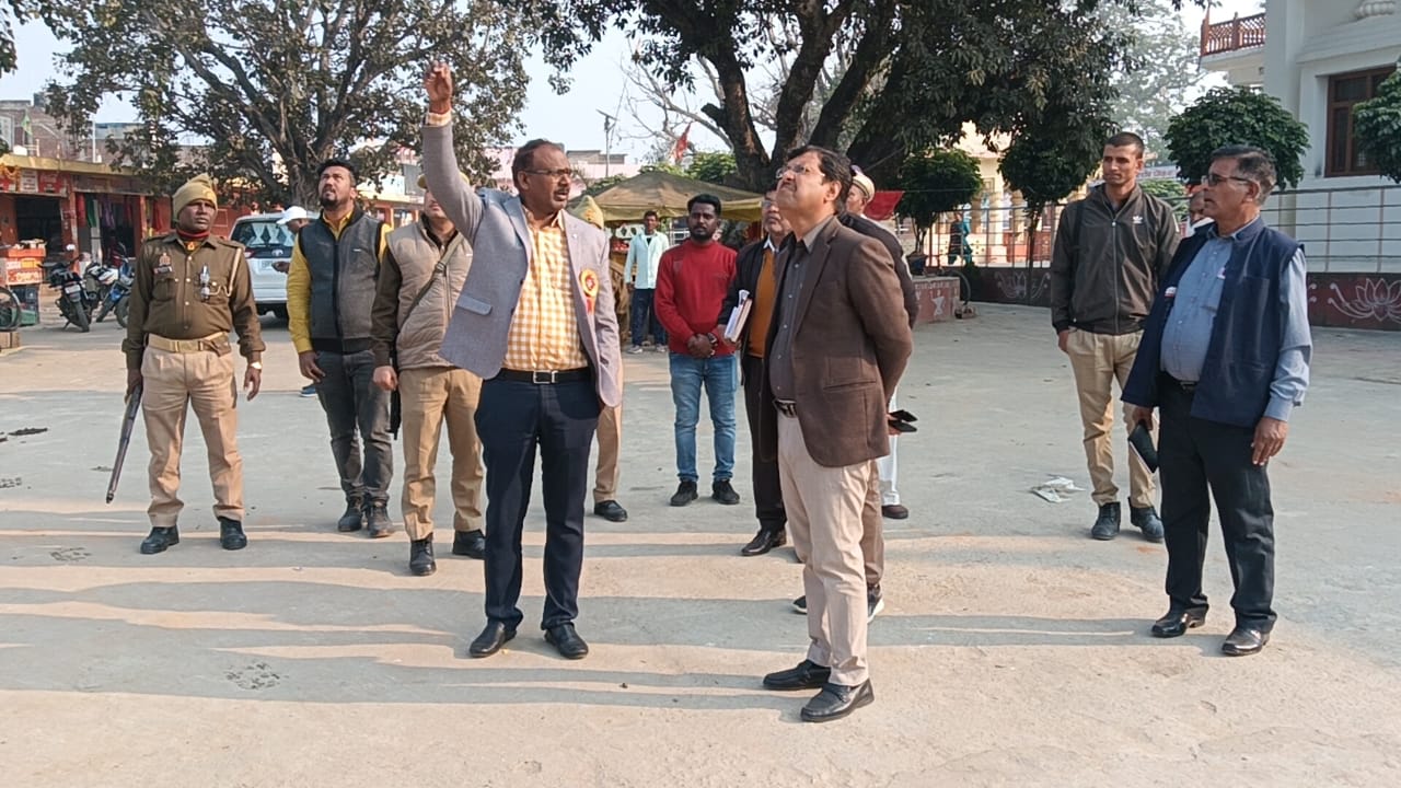 Makar Sankranti: मकर संक्रांति की तैयारियों का महराजगंज के जिलाधिकारी ने लिया जायजा, दिए ये दिशा-निर्देश