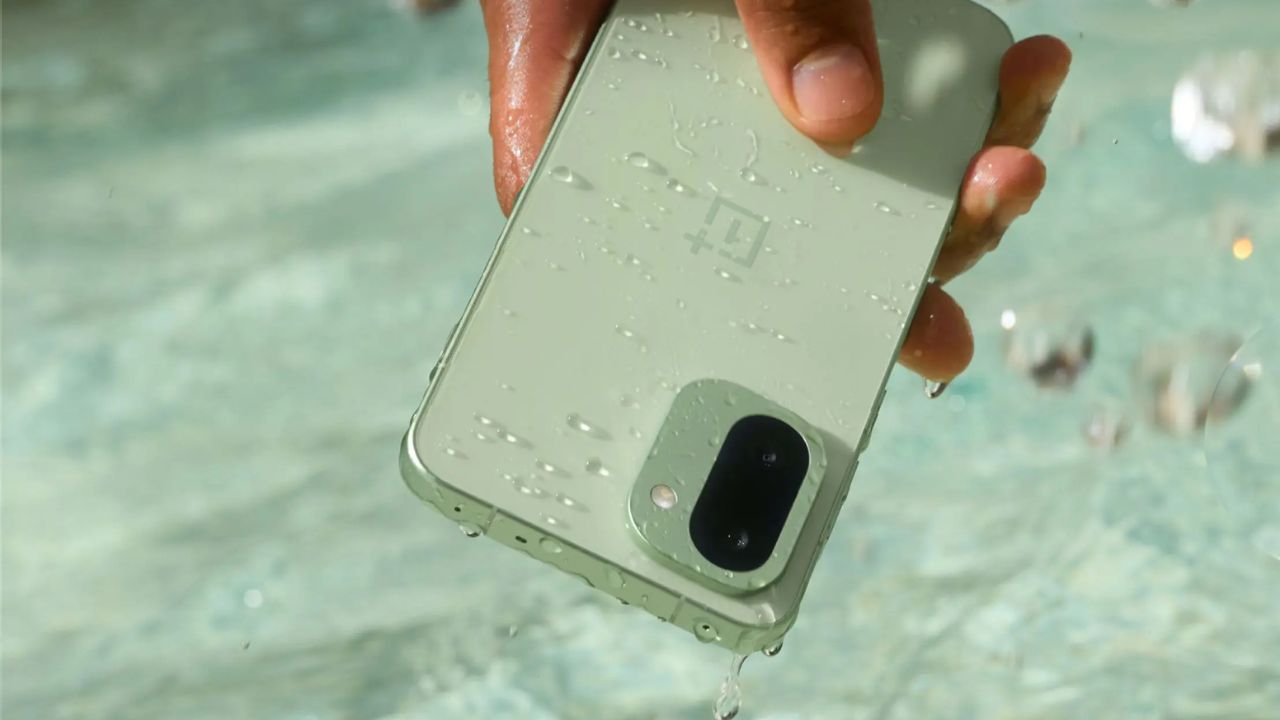 OnePlus 15R की कीमत भारत में 47,999 रुपये से शुरू होती है, जो 12GB RAM और 256GB स्टोरेज वाले बेस वेरिएंट के लिए है। टॉप वेरिएंट (512GB स्टोरेज) की कीमत 52,999 रुपये रखी गई है। स्मार्टफोन प्री-ऑर्डर के लिए उपलब्ध है और अगले हफ्ते से Amazon, OnePlus इंडिया ऑनलाइन स्टोरॉ और ऑफलाइन रिटेल चैनल्स पर बिक्री के लिए उपलब्ध होगा। (Img- OnePlus) OnePlus 15R की कीमत भारत में 47,999 रुपये से शुरू होती है, जो 12GB RAM और 256GB स्टोरेज वाले बेस वेरिएंट के लिए है। टॉप वेरिएंट (512GB स्टोरेज) की कीमत 52,999 रुपये रखी गई है। स्मार्टफोन प्री-ऑर्डर के लिए उपलब्ध है और अगले हफ्ते से Amazon, OnePlus इंडिया ऑनलाइन स्टोरॉ और ऑफलाइन रिटेल चैनल्स पर बिक्री के लिए उपलब्ध होगा। (Img- OnePlus)