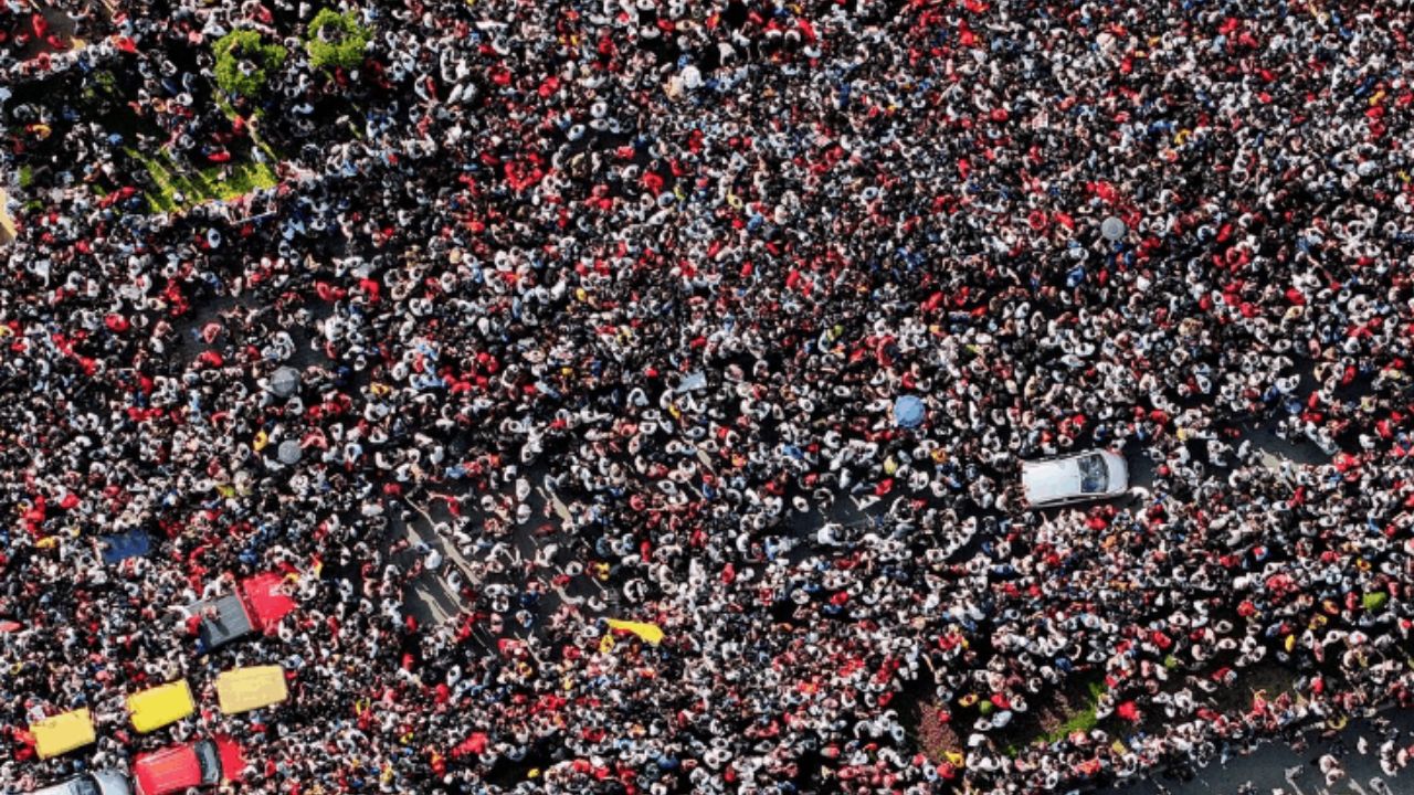 आईपीएल जीत का जश्न बना मातम: 4 जून 2025 को आरसीबी की आईपीएल जीत के बाद बेंगलुरु के चिन्नास्वामी स्टेडियम के बाहर जश्न के दौरान भगदड़ मच गई। इस हादसे में 11 लोगों की मौत हुई और दर्जनों लोग घायल हो गए। (Img- Internet)