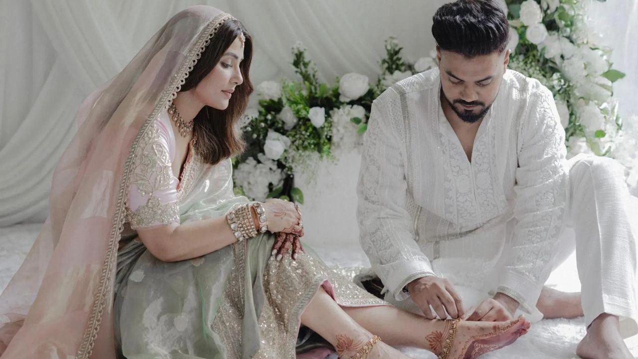 हिना खान: टीवी एक्ट्रेस हिना खान ने 4 जून 2025 को अपने बॉयफ्रेंड रॉकी जयसवाल के साथ शादी की। इस मौके पर उन्होंने खूबसूरत साड़ी पहनी थी, जिस पर गुलाबी दुपट्टा सिर पर अटैच किया गया था। उनका सिंपल और एलीगेंट लुक लोगों का ध्यान खींचने में कामयाब रहा। (Img- Internet)