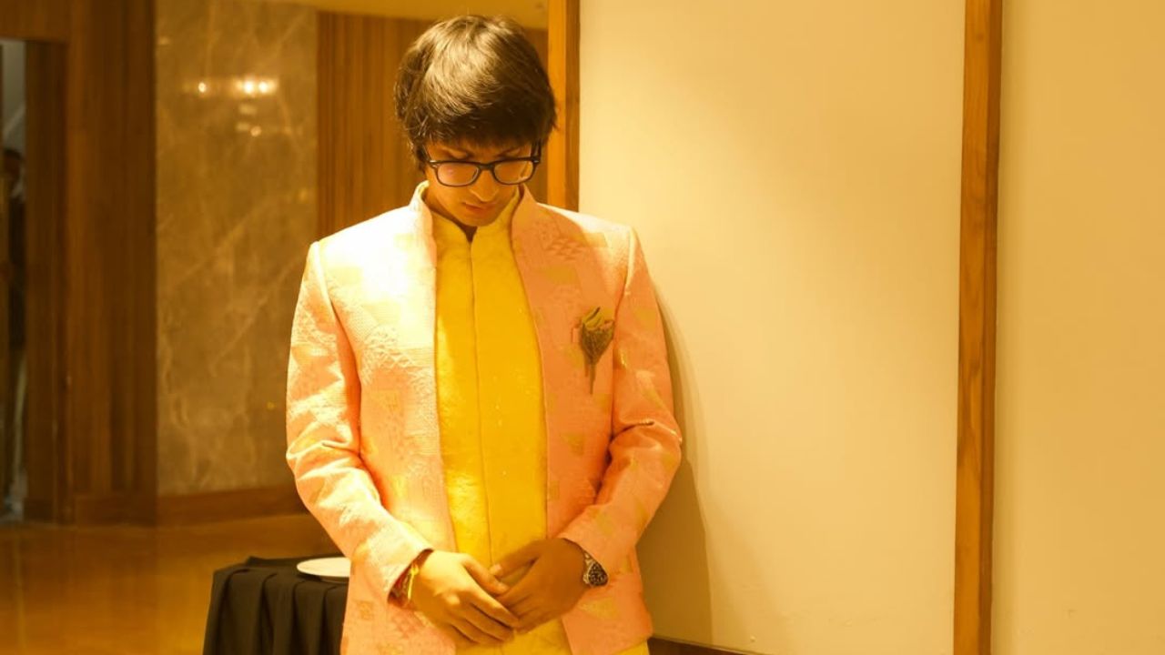 फैंस और फॉलोअर्स कमेंट्स और लाइक्स की बौछार कर रहे हैं।  लोगों ने तस्वीरों में सौरव और अवंतिका की जोड़ी की खूब तारीफ की है। हल्दी समारोह की खुशियों और रंगीन अंदाज को देखकर फैंस उत्साहित हैं। (Img- Insta/Saurabh Joshi)