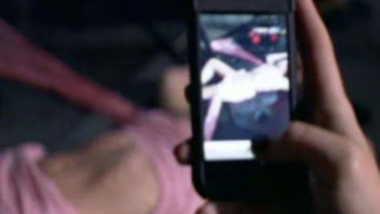 व्हाट्सऐप पर किसी भी व्यक्ति को बिना उसकी अनुमति के अश्लील, आपत्तिजनक या संवेदनशील फोटो और वीडियो भेजना Cyber Crime के अंतर्गत आता है। कई लोग मज़ाक या दोस्तों के बीच में ऐसा करते हैं, लेकिन यह कानूनन गलत है। IT Act की धारा 67 के तहत इस तरह के अपराधों के लिए जेल की सजा और भारी जुर्माना हो सकता है। (Img- Google)