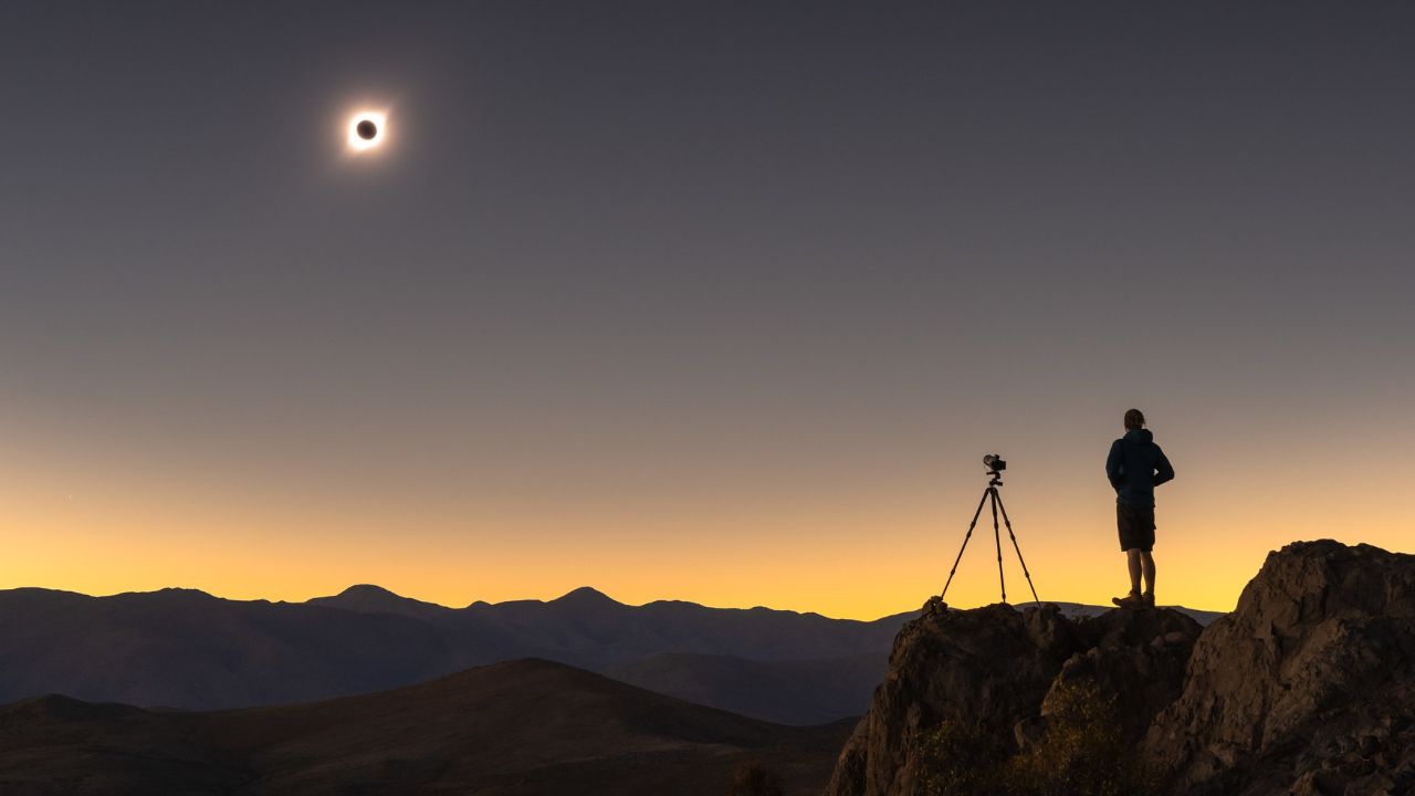यह वैज्ञानिकों के लिए भी महत्वपूर्ण अवसर होगा, क्योंकि सूर्य ग्रहण के दौरान वे सूरज के कोरोना, उसकी आंतरिक संरचनाओं और अन्य खगोलीय घटनाओं का गहराई से अध्ययन कर सकेंगे। (Img- Internet) यह वैज्ञानिकों के लिए भी महत्वपूर्ण अवसर होगा, क्योंकि सूर्य ग्रहण के दौरान वे सूरज के कोरोना, उसकी आंतरिक संरचनाओं और अन्य खगोलीय घटनाओं का गहराई से अध्ययन कर सकेंगे। (Img- Internet)