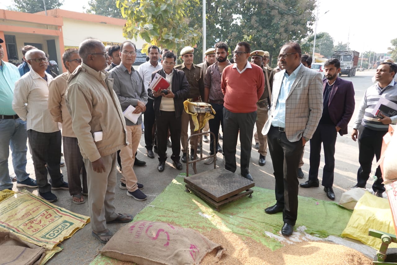 महाराजगंज: डीएम संतोष कुमार शर्मा अचानक पहुंचे परतावल मंडी, धान खरीद में तेजी के कड़े निर्देश; किसानों में खुशी की लहर
