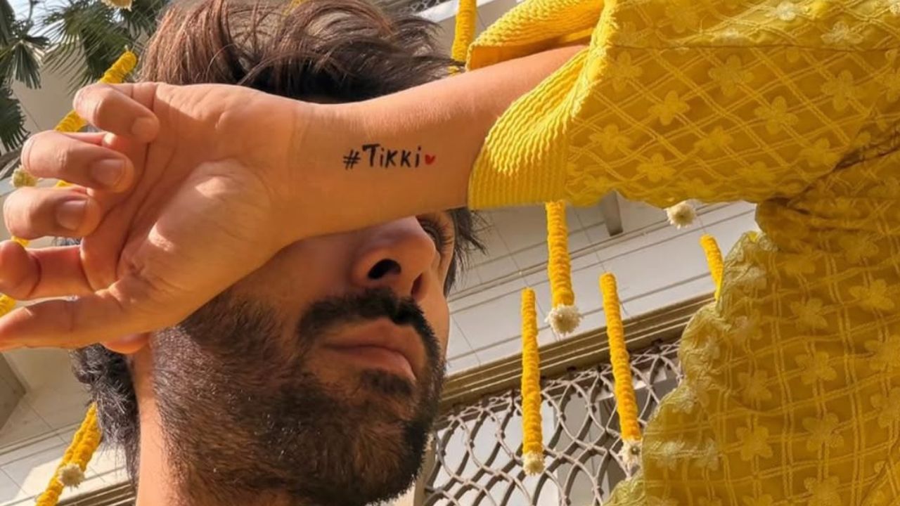 हल्दी रस्म में कार्तिक ने अपनी कलाई पर बने ‘टिक्की’ टैटू को भी दिखाया, जिसे देखकर फैंस खुश और भावुक हो गए। उन्होंने अपनी बहन के प्रति स्नेह और प्यार का खुलकर इजहार किया। (Img- Insta/Kartik Aryan) हल्दी रस्म में कार्तिक ने अपनी कलाई पर बने ‘टिक्की’ टैटू को भी दिखाया, जिसे देखकर फैंस खुश और भावुक हो गए। उन्होंने अपनी बहन के प्रति स्नेह और प्यार का खुलकर इजहार किया। (Img- Insta/Kartik Aryan)