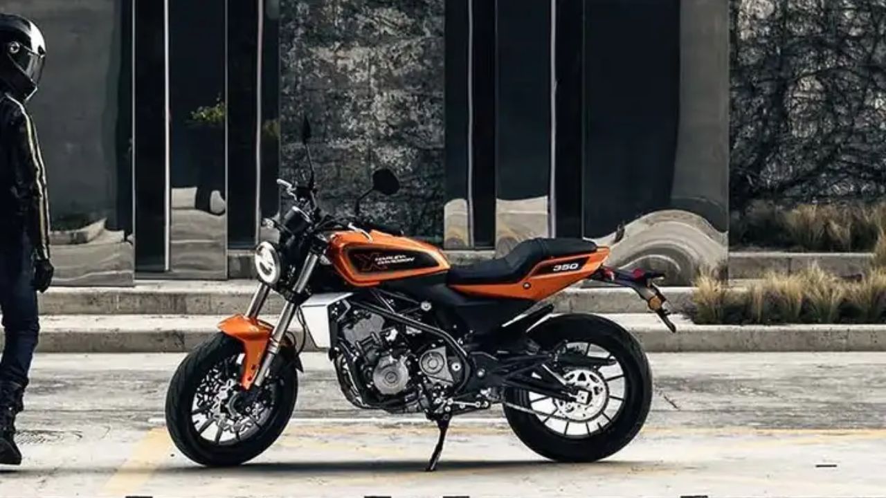 Classic 350 की कीमत फिलहाल 1.81 लाख से 2.15 लाख रुपये एक्स-शोरूम के बीच है, जो Harley के लिए प्रतिस्पर्धात्मक अवसर प्रदान करती है। 350cc सेगमेंट में आने वाले समय में मुकाबला और भी तेज होने वाला है। Bajaj के सहयोग से Triumph भी Bonneville 350 पर काम कर रही है। (Img- Internet) Classic 350 की कीमत फिलहाल 1.81 लाख से 2.15 लाख रुपये एक्स-शोरूम के बीच है, जो Harley के लिए प्रतिस्पर्धात्मक अवसर प्रदान करती है। 350cc सेगमेंट में आने वाले समय में मुकाबला और भी तेज होने वाला है। Bajaj के सहयोग से Triumph भी Bonneville 350 पर काम कर रही है। (Img- Internet)