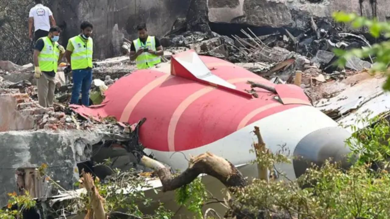 अहमदाबाद एयर इंडिया विमान हादसा: 12 जून 2025 को अहमदाबाद में एयर इंडिया का बोइंग 787 ड्रीमलाइनर टेकऑफ के कुछ ही मिनट बाद दुर्घटनाग्रस्त हो गया। विमान में सवार 242 में से 241 लोगों की मौत हो गई, जबकि मेडिकल कॉलेज हॉस्टल पर गिरने से 19 और लोगों की जान चली गई। (Img- Internet)