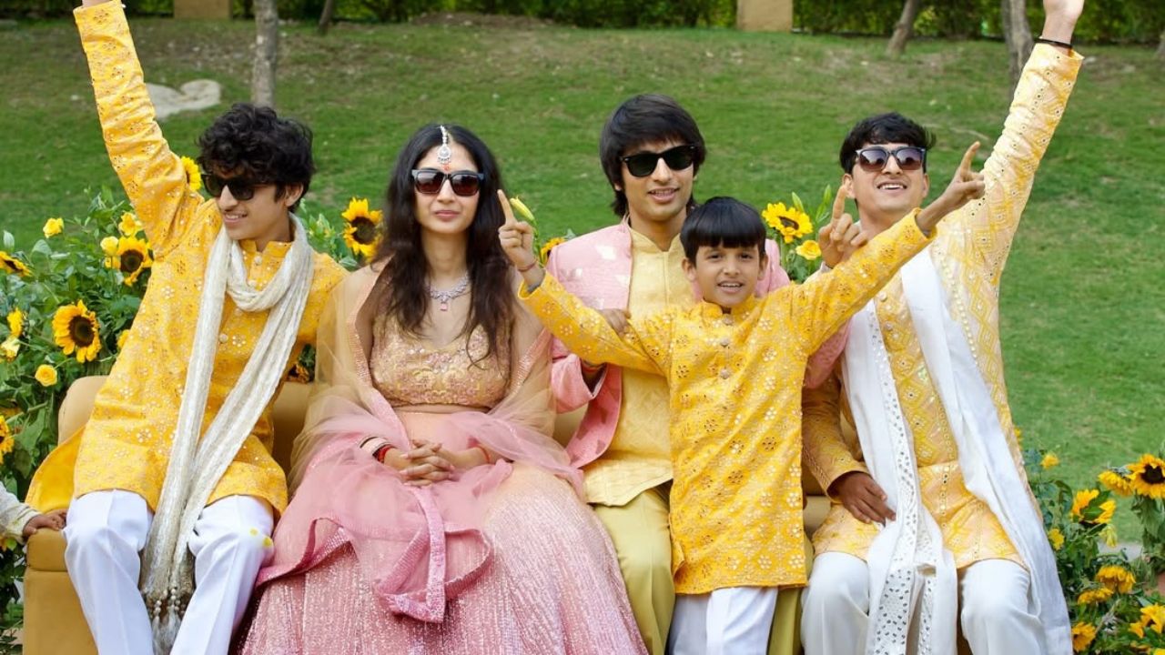 यह रंगीन हल्दी समारोह ऋषिकेश के एक प्राइवेट रिसॉर्ट में आयोजित किया गया था। तस्वीरों में सौरव जोशी हल्दी के रंग में रंगे हुए दिखाई दे रहे हैं। इस दौरान उन्होंने पारंपरिक धोती-कुर्ता पहना हुआ है। (Img- Insta/Saurabh Joshi)