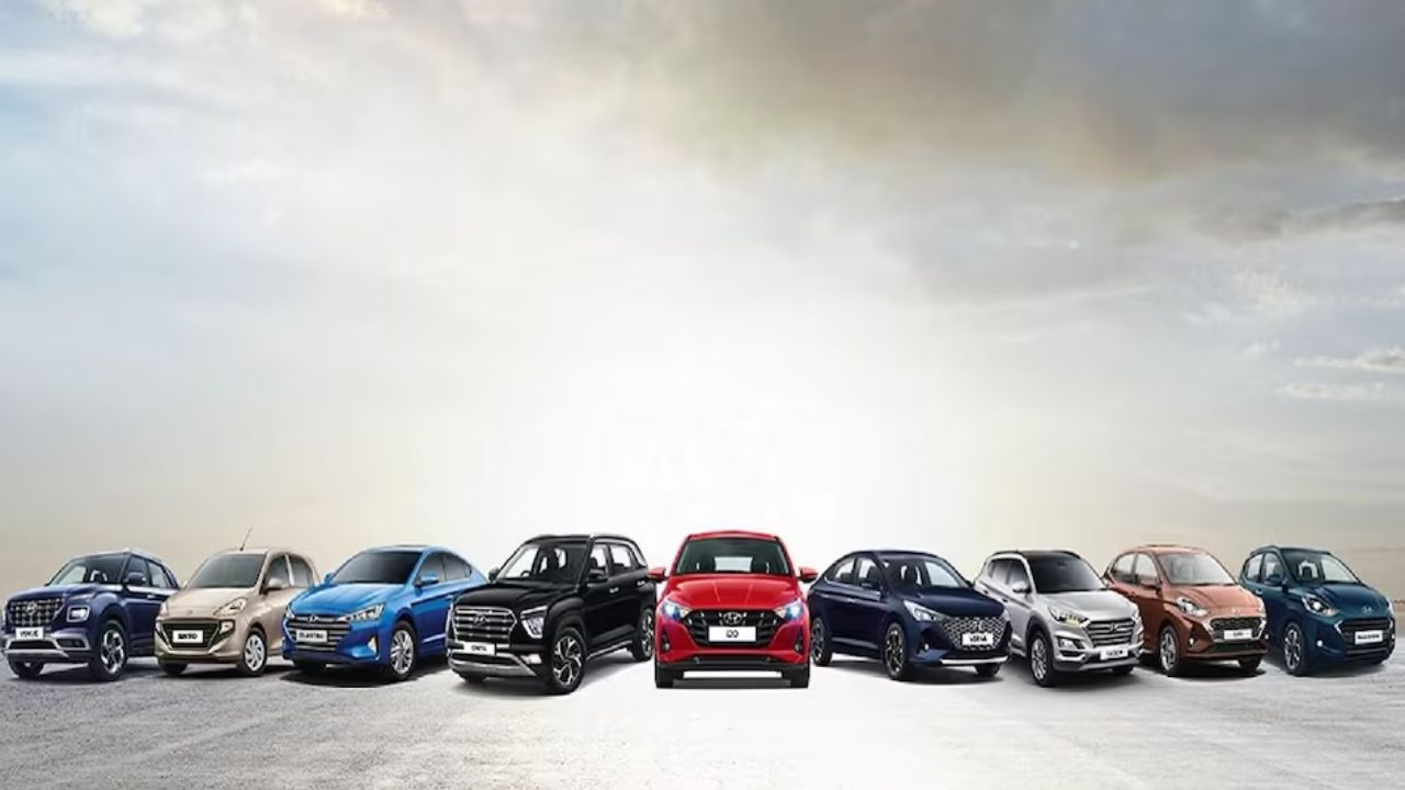 कुछ ऑटो कंपनियों ने कीमतें बढ़ाने को लेकर साफ संकेत दिए हैं। JSW MG Motor India ने कहा है कि जनवरी से उसके सभी मॉडल लगभग दो फीसदी तक महंगे हो सकते हैं। Mercedes-Benz India ने भी अपने वाहनों की कीमतों में बढ़ोतरी की घोषणा की है। BMW Motorrad India ने अपनी प्रीमियम मोटरसाइकिलों की कीमतें बढ़ाने का संकेत दिया है। (Img- Internet)