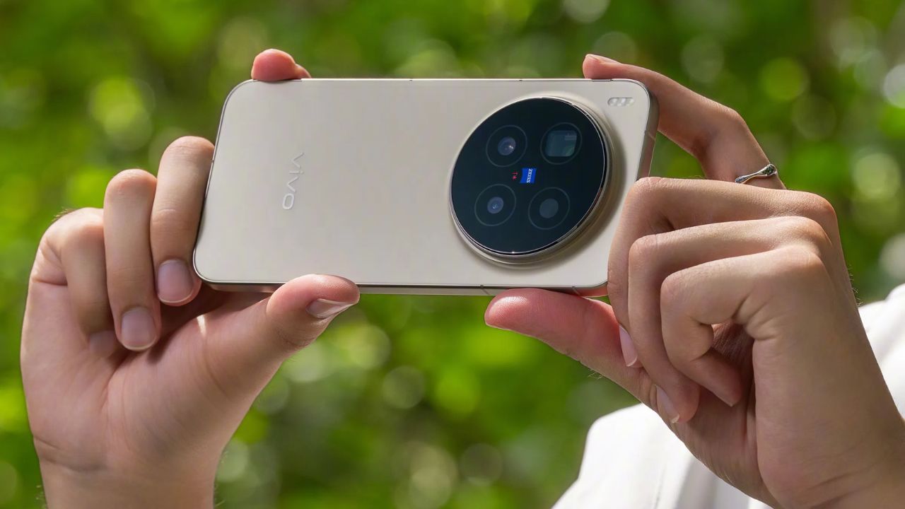 कैमरा: Vivo X300 का कैमरा शानदार है और यही इसकी सबसे बड़ी ताकत है। इसका 200 MP का मेन कैमरा और 50 MP का पेरिस्कोप टेलिफोटो और अल्ट्रावाइड एंगल कैमरा आपको बेहतरीन शॉट्स लेने का अवसर देता है। चाहे दिन हो या रात, Vivo X300 का कैमरा हर सिचुएशन में शानदार काम करता है। (Img- Internet)