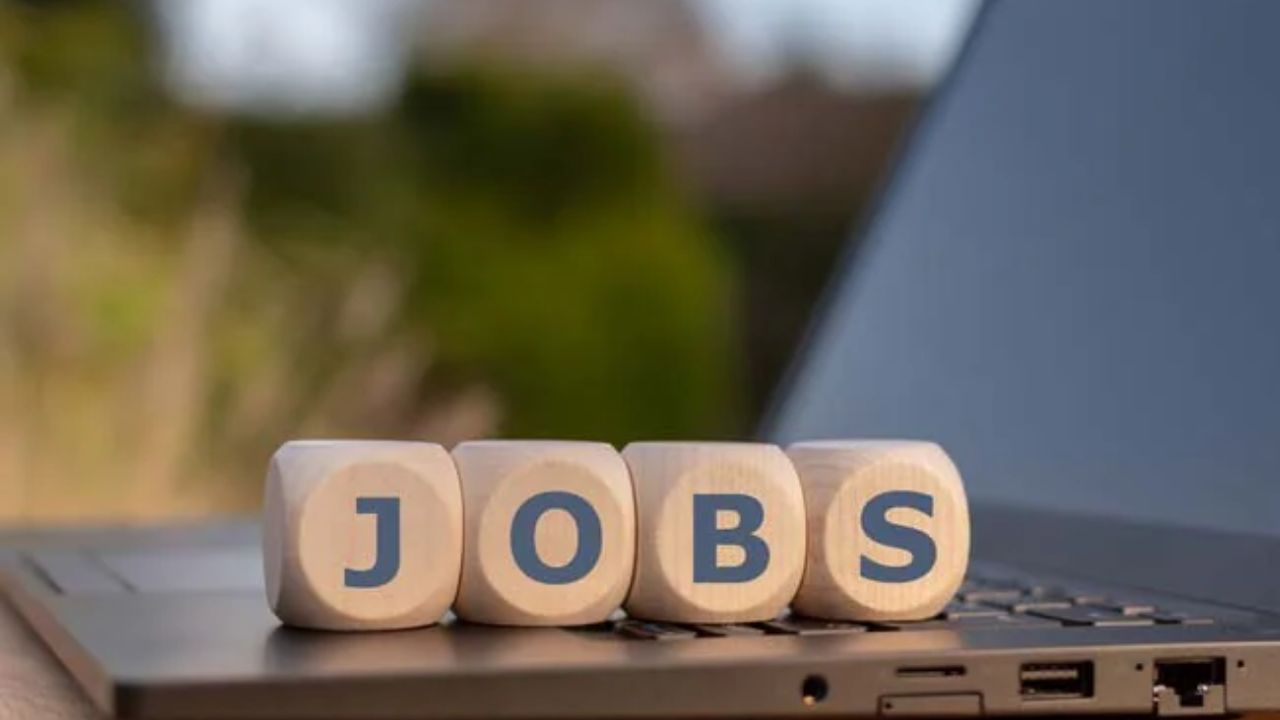 आवेदन शुल्क की बात करें तो सामान्य, ओबीसी और ईडब्ल्यूएस वर्ग के उम्मीदवारों को 300 से 500 रुपये के बीच शुल्क का भुगतान करना होगा, जिसे ऑनलाइन माध्यम से जमा किया जाएगा। वहीं, एससी, एसटी और दिव्यांग वर्ग के उम्मीदवारों को आवेदन शुल्क में पूरी छूट दी गई है और उन्हें किसी भी प्रकार की फीस नहीं देनी होगी। (Img- Internet)