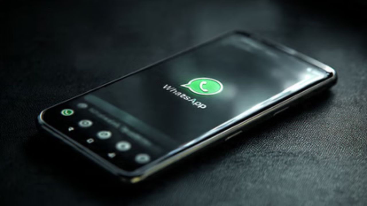 कभी-कभी लोग गुस्से या आवेश में आकर किसी को धमकी, डराने-धमकाने या ब्लैकमेल करने के लिए व्हाट्सऐप का इस्तेमाल करते हैं। यह IPC की कई धाराओं के तहत दंडनीय है। यह किसी के लिए भी गंभीर परिणाम ला सकता है, क्योंकि धमकी भरे, हिंसा या बदनाम करने वाले मैसेज सीधे पुलिस केस में बदल सकते हैं। (Img- Google)